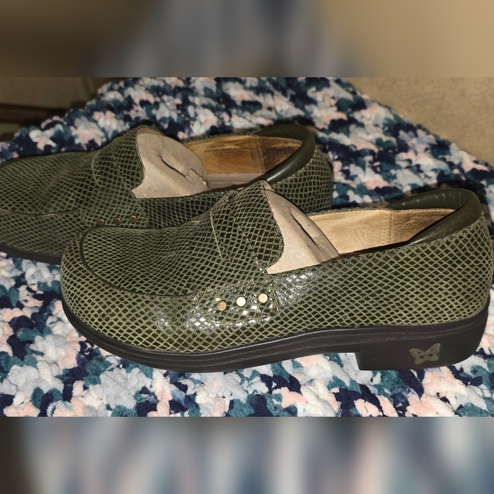 Alegria Forest Green Textured Women's Loafers